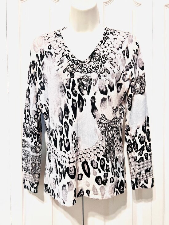 Cyrus Sweaters - Cyrus Women's Small Knit Super Stretch V Neck Long Sleeve Baby Blue/Animal Print